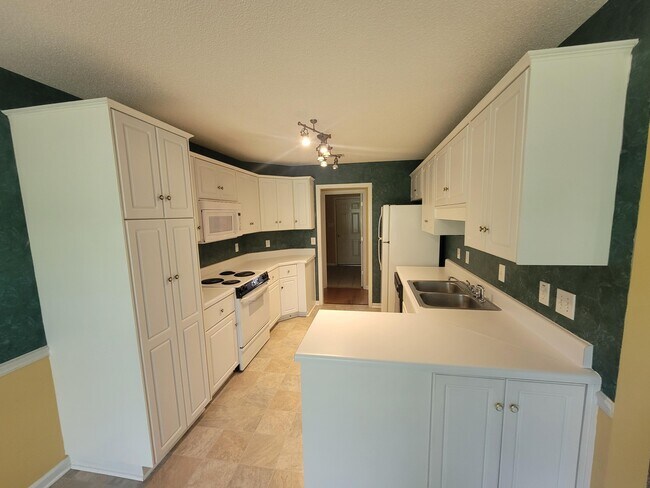 Building Photo - 4740 Waltons Cir