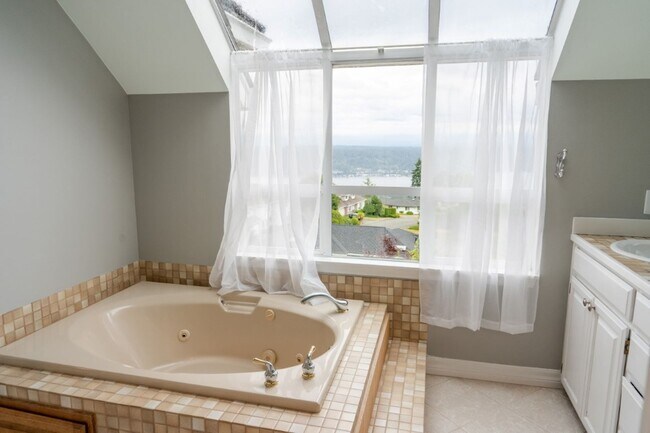 Building Photo - 3Bd/3Ba Bellevue House