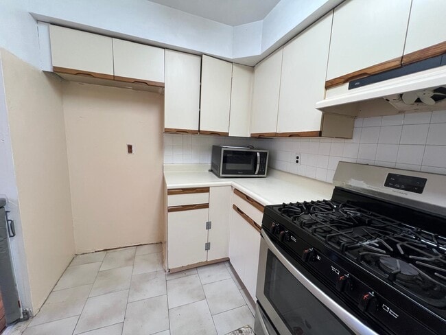 Building Photo - 52 Yale Ave