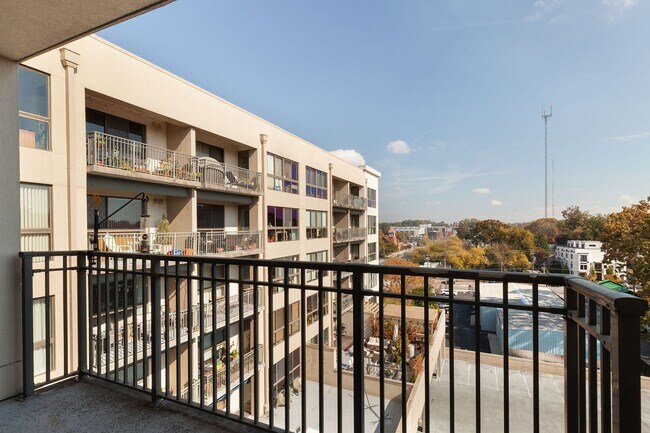 Building Photo - Bright, Contemporary 1/1  Condo in Grant Park w/ City Views!