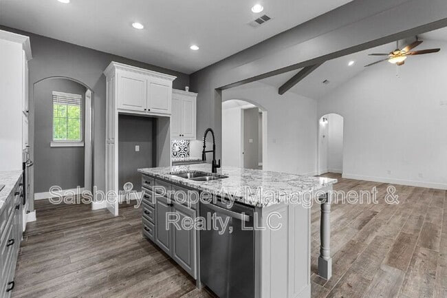 Building Photo - 121 Cedar Ln