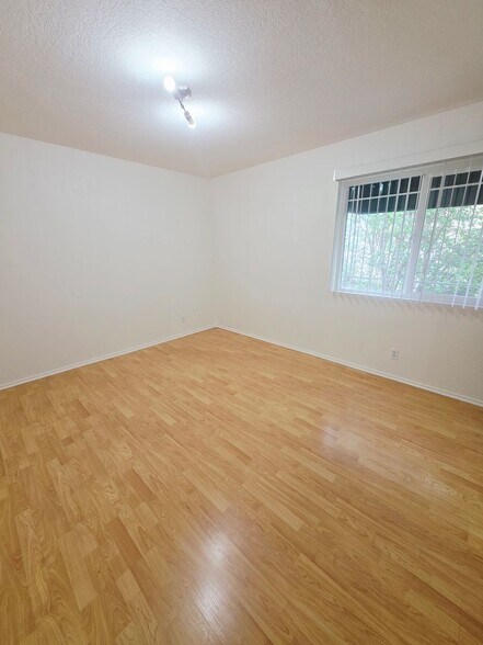 Building Photo - 319 Concord St