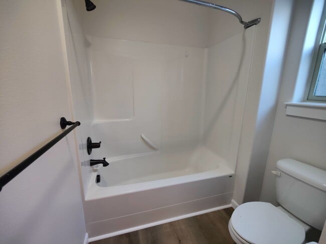 Building Photo - Beautiful 3x2.5 with fenced patio and upstairs bonus area