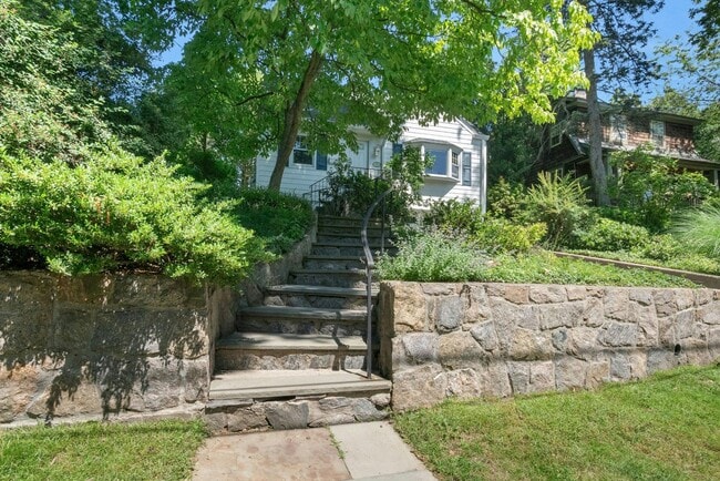 Building Photo - 75 Grandview Ave