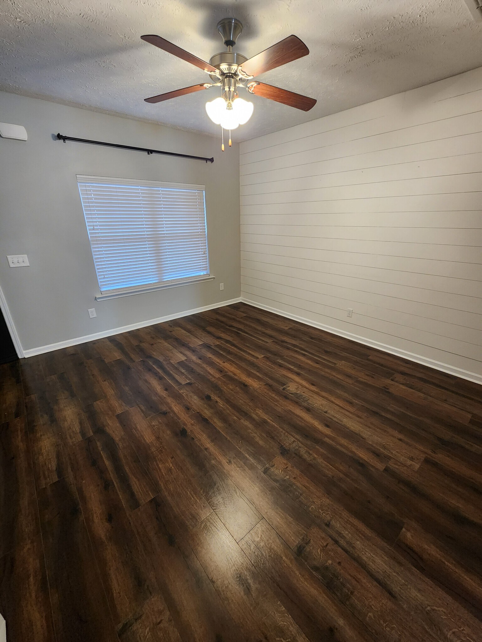 Building Photo - 826 Lower Park Pl