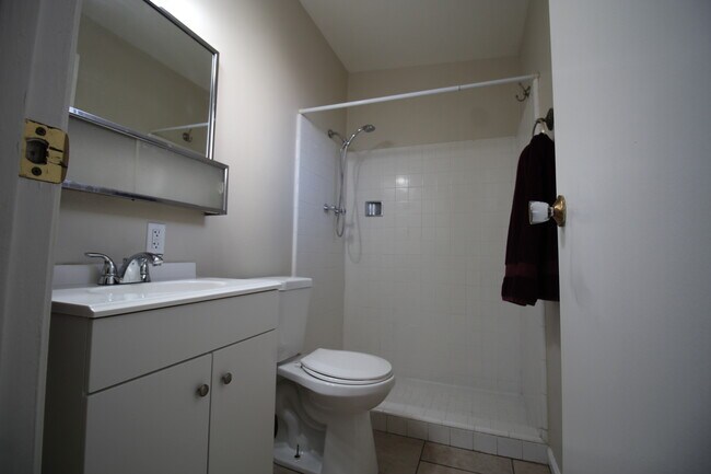 Master Bath - 1110 E Broadmor Dr
