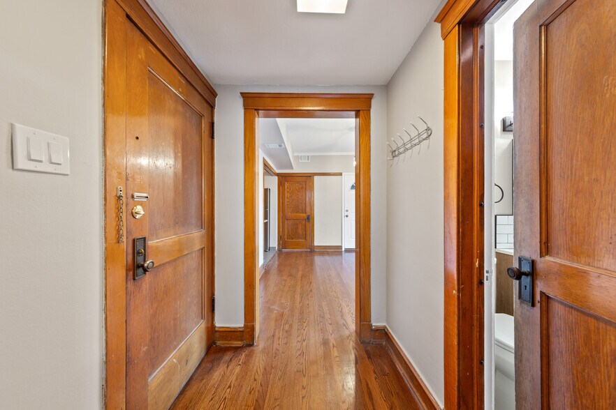 Building Photo - 1128 W Diversey Pkwy
