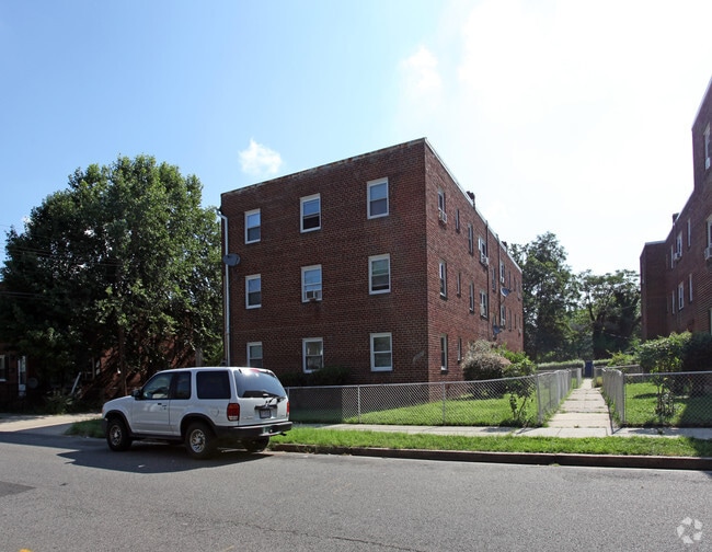 Primary Photo - 1410-1412 Young St SE