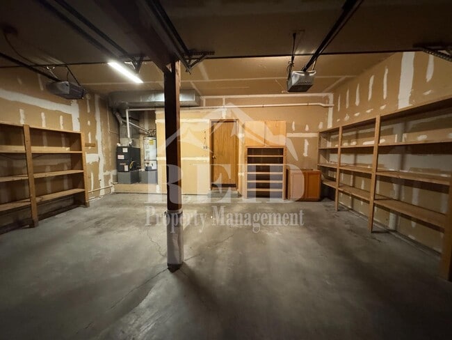 Building Photo - 979 NW Calypso Cir
