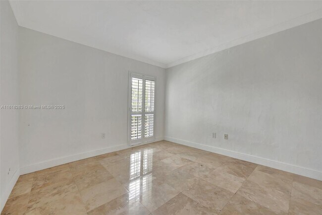 Building Photo - 6890 N Kendall Dr