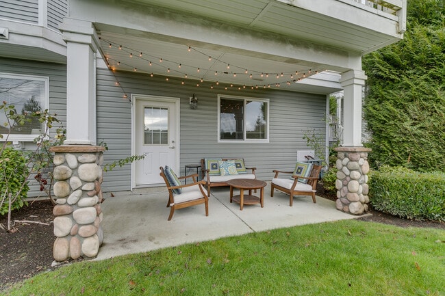 Building Photo - Beautiful open layout 2-level townhome!