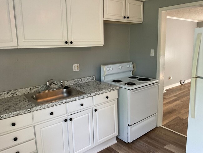 Building Photo - PRE-LEASING FOR APPROVED APPLICANTS! Great...