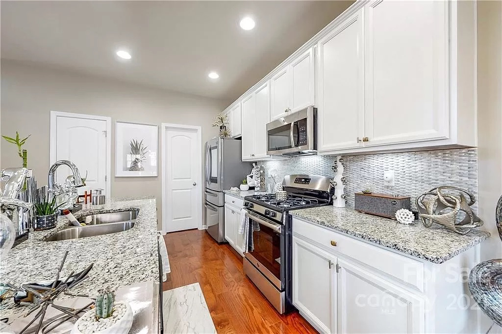 Building Photo - Room in Townhome on Adare Mews Rd