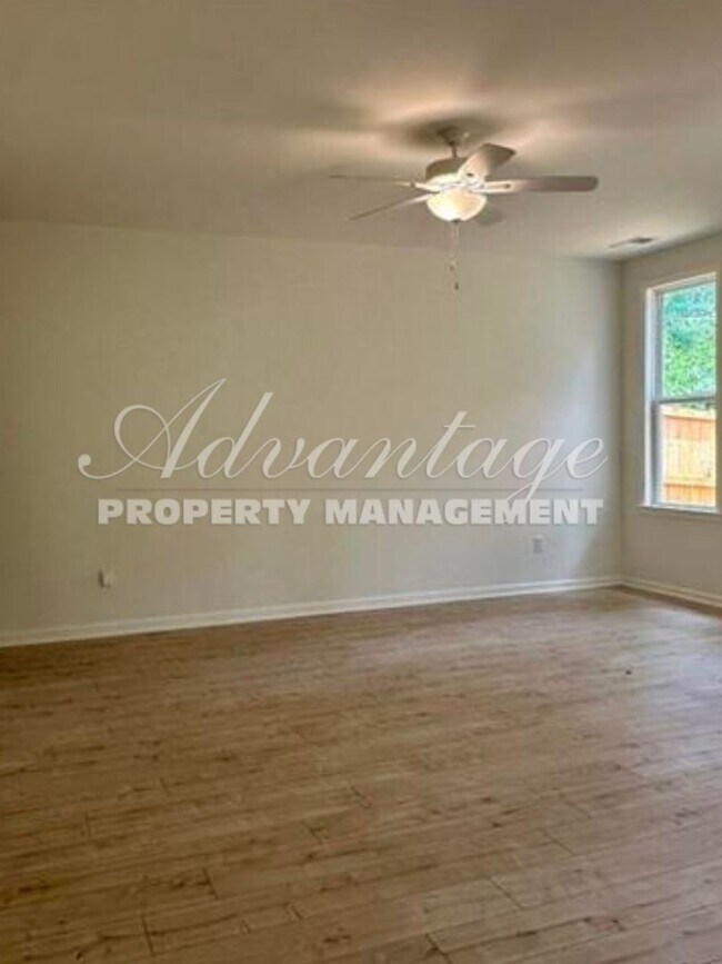 Building Photo - Gorgeous Updated Home For Rent in U of M a...