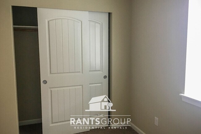 Building Photo - 4-Bedroom Home in Campus Peak – Spacious L...
