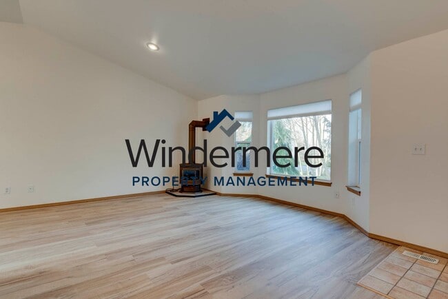 Building Photo - Single-Level 3 Bedroom Home with Fenced Yard