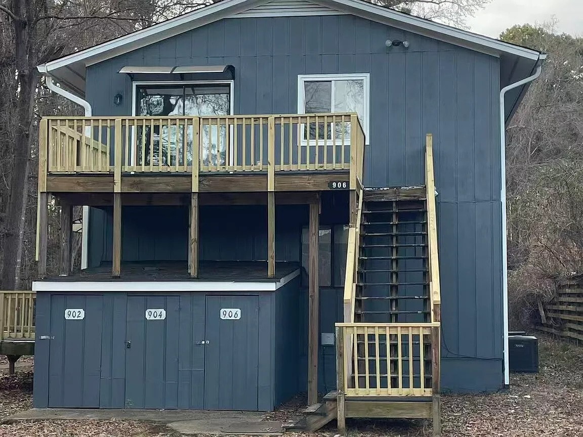 Building Photo - 906 W Chatham St