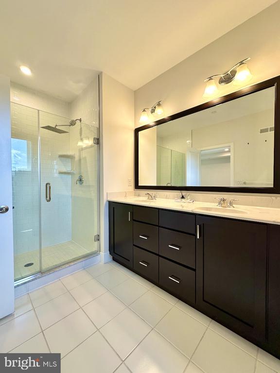 Building Photo - 1009 Lakeview Ct