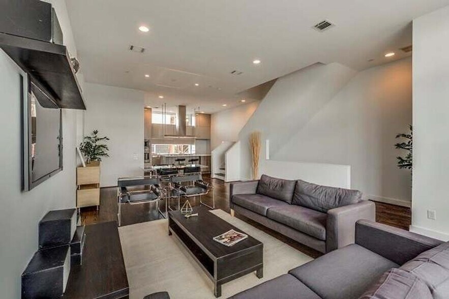 Building Photo - 5866 E Post Oak Ln