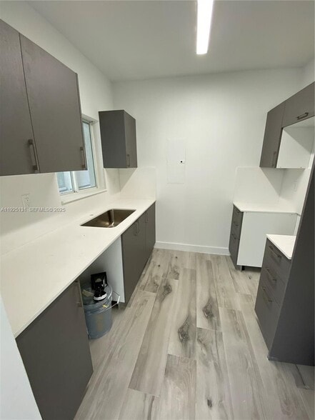 Building Photo - 837 SW 8th Ave