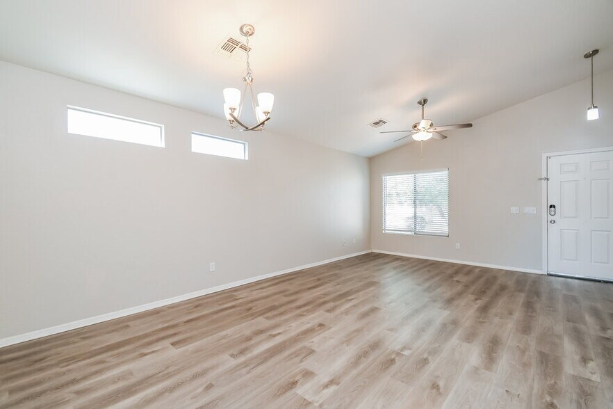 Building Photo - 39173 Kelly Cir