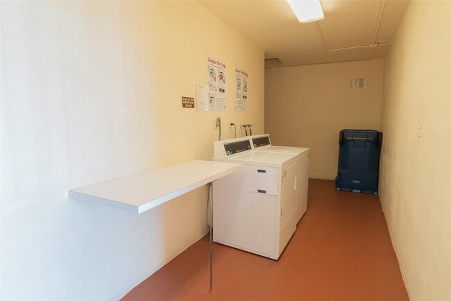 Building Photo - 9500 N Hollybrook Lake Dr