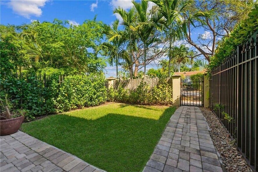 Building Photo - 1416 NE 4th Ct