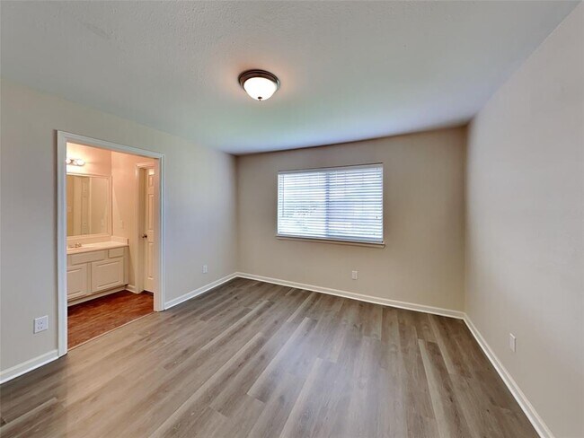 Building Photo - 501 Falcon Lake Dr