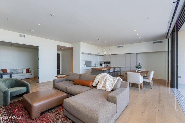 Building Photo - 5000 N Camelback Rdg Dr