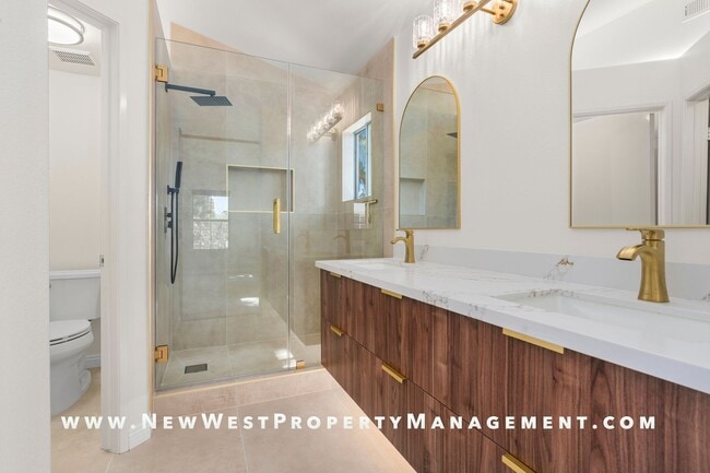 Building Photo - Newly renovated 2-bedroom UTC townhome in the coveted Andria of Renaissance at La Jolla community...