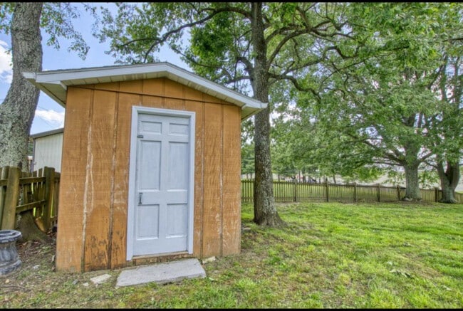 Building Photo - 185 Lois Dr