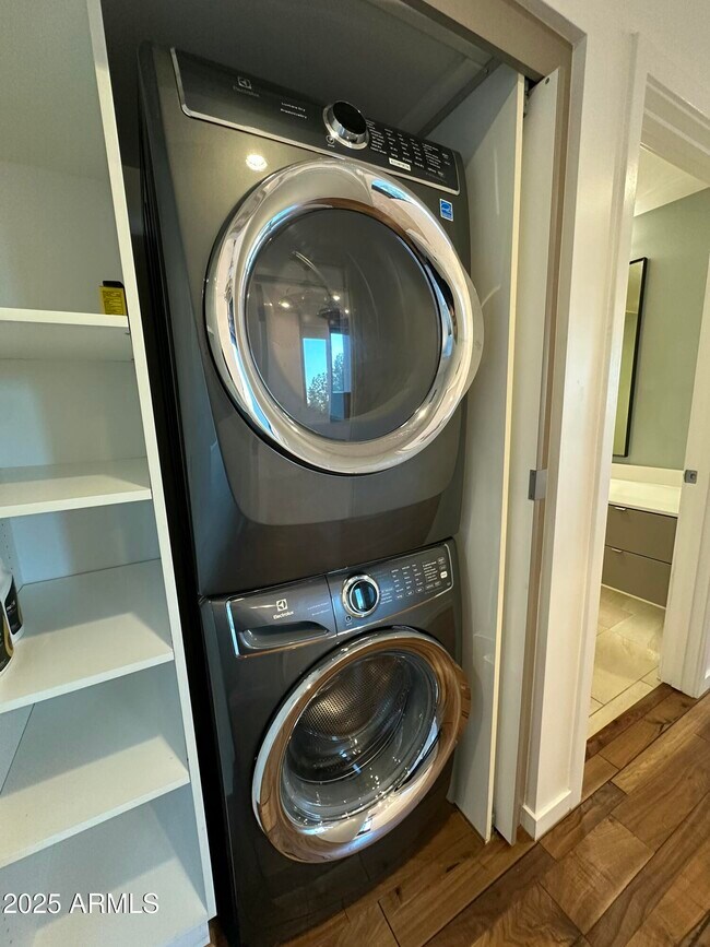 Building Photo - 200 W Portland St