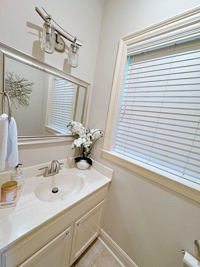 Building Photo - Beautiful Furnished home off Perkins Rd.