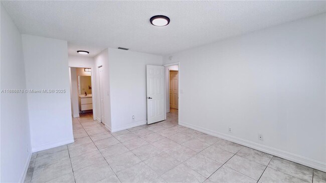 Building Photo - 501 Racquet Club Rd