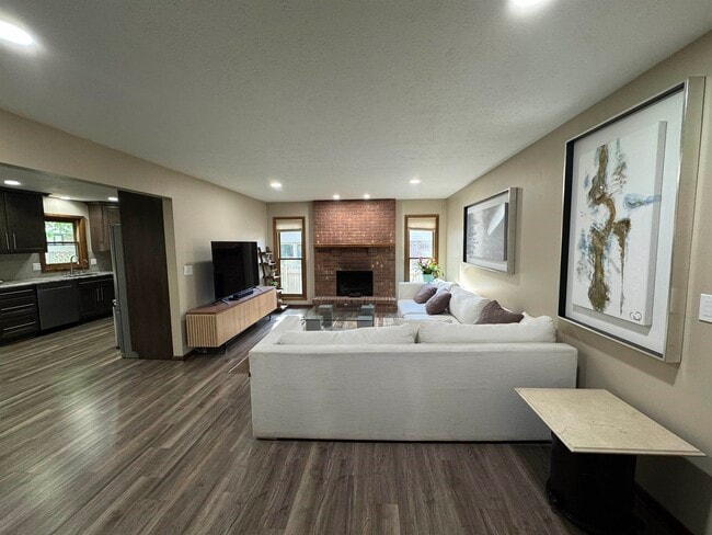 Building Photo - 5855 Thatcher Dr