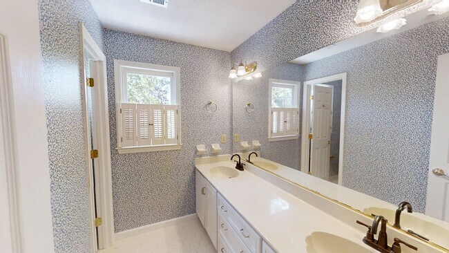 Building Photo - 4130 Knollcrest Cir N