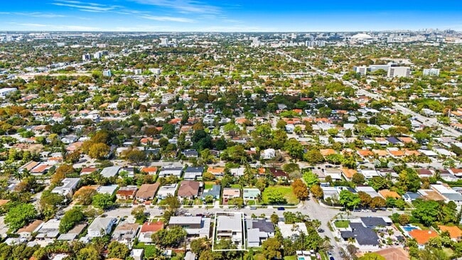 Building Photo - 2324 SW 26th St