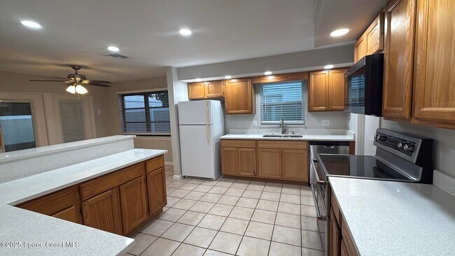 Building Photo - 1170 Molaki Dr