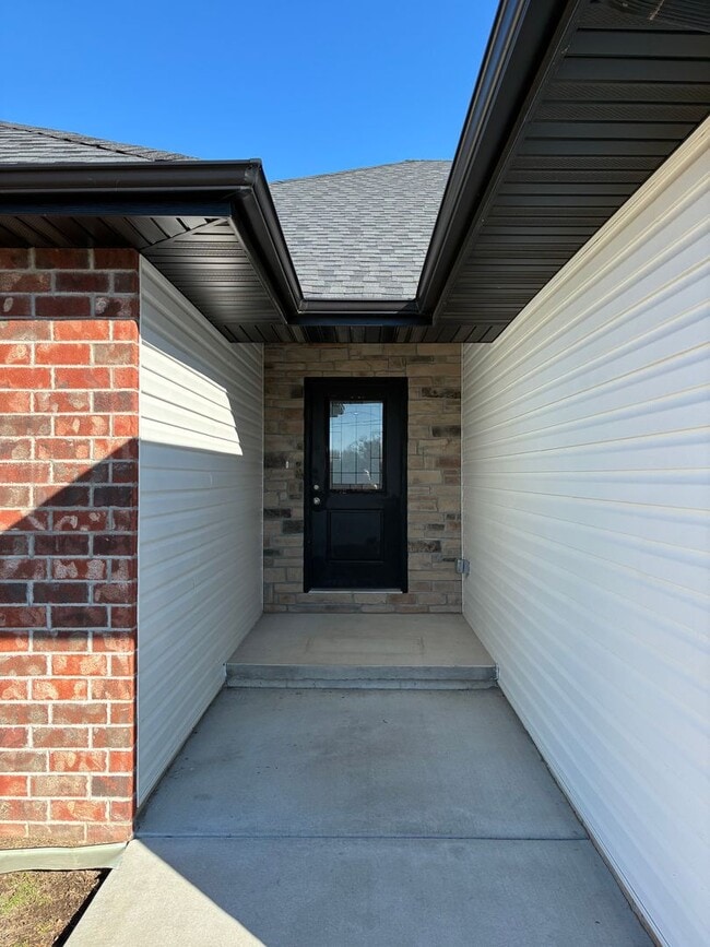 Building Photo - Beautiful 3 bedroom, 2 bath, 2 car garage duplex in Ozark! Spacious, granite with open / split be...