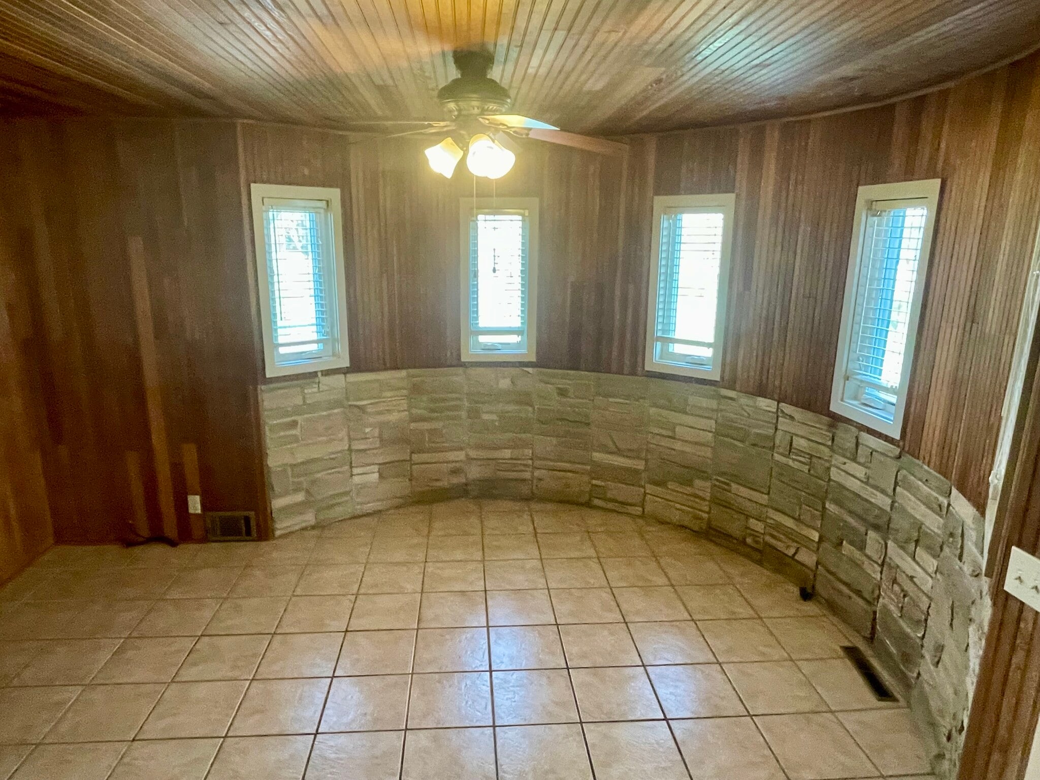 Building Photo - 1128 Clayton Dr