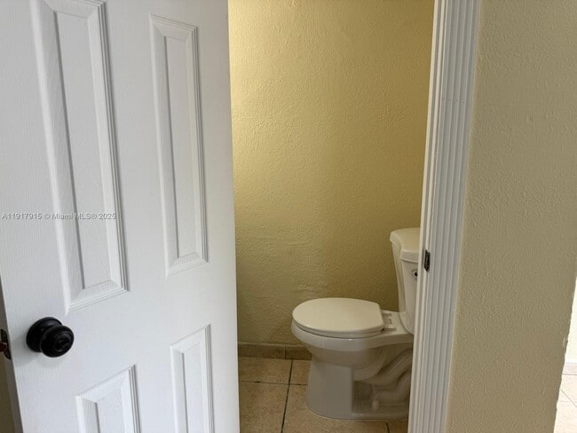 Building Photo - 2310 W 60th St