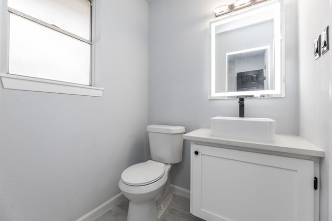 Building Photo - 1109 E Columbia Ln