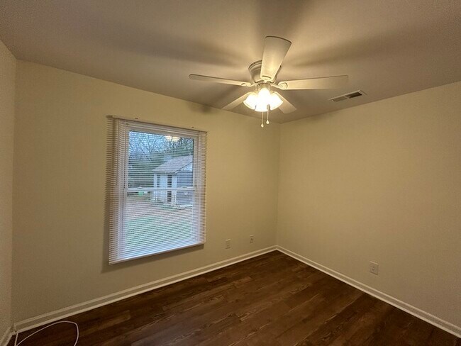Building Photo - 605 Gladedale Ln
