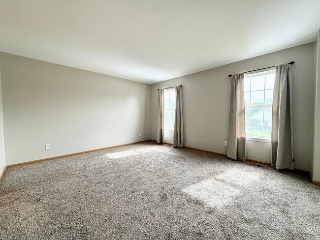 Building Photo - 388 Richmond Dr
