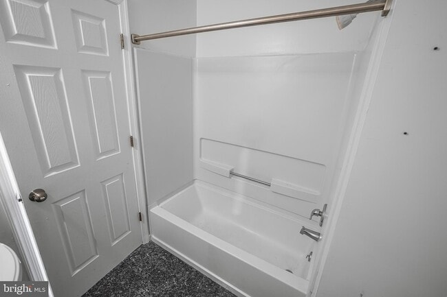 Building Photo - 609 W 9th St