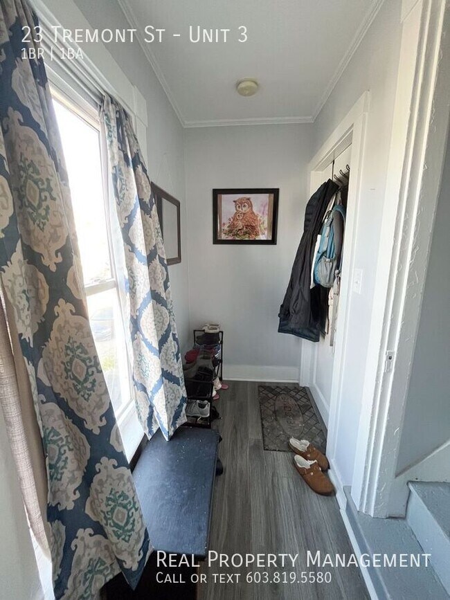 Building Photo - Charming Downtown Exeter Apartment with Tw...