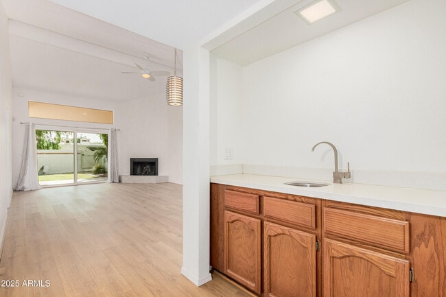 Building Photo - 625 E Northview Ave