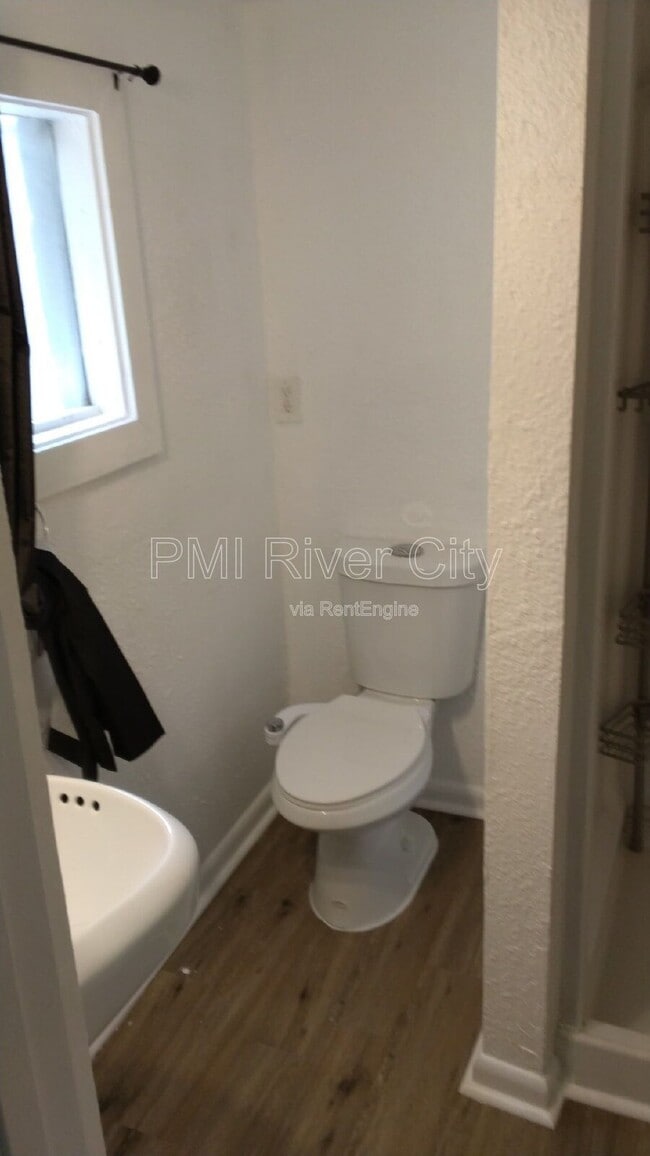 Building Photo - 8136 Siskin Ave