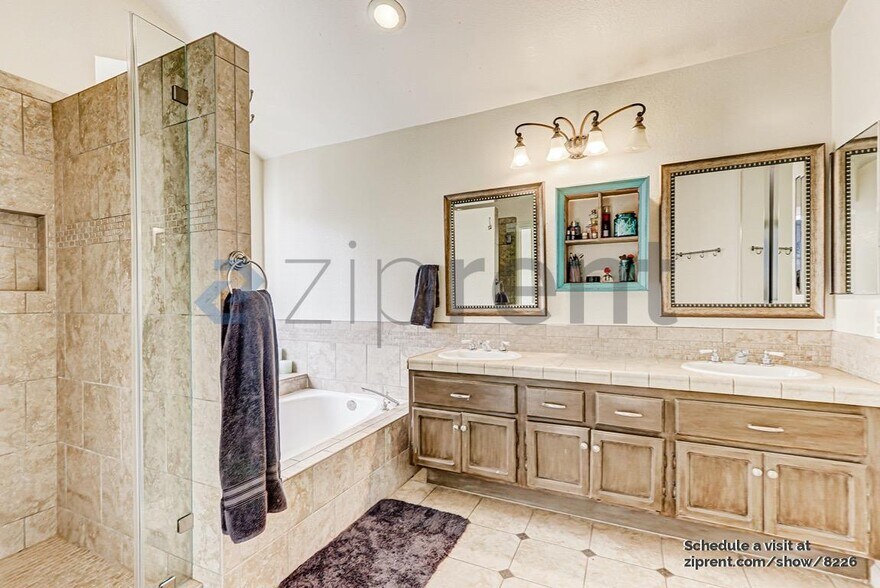 Building Photo - 40050 Spinning Wheel Dr