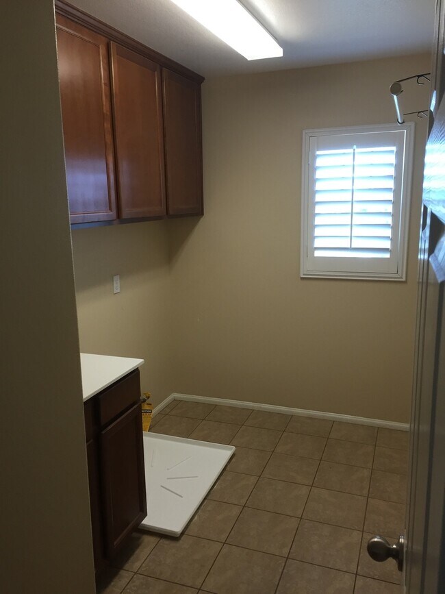 Building Photo - Executive Home!